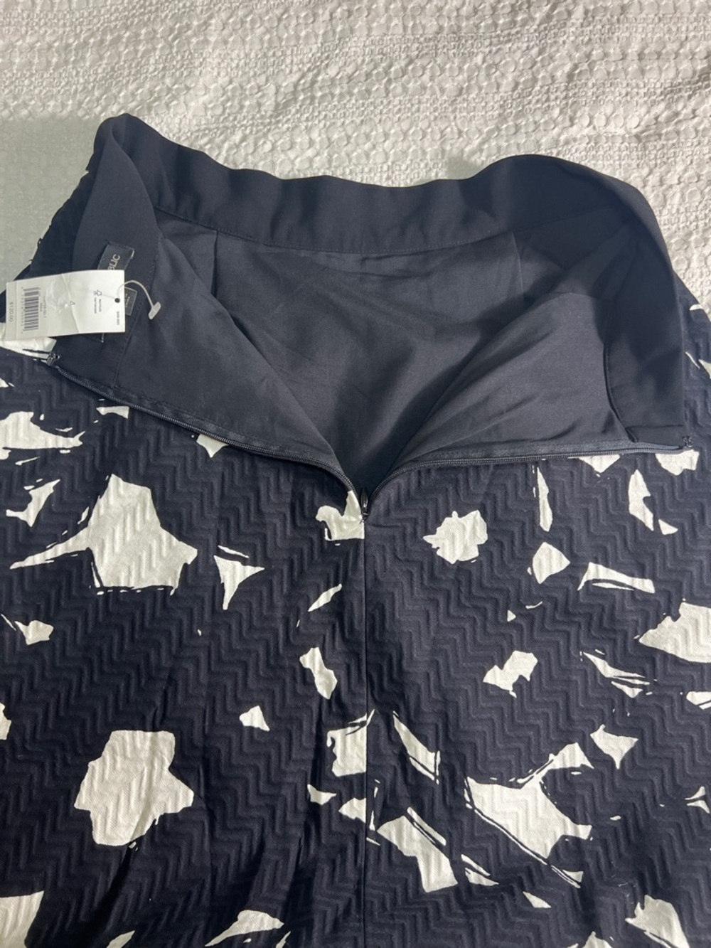 Banana Republic Black & White Printed Midi Skirt size 4 - Picture 3 of 8